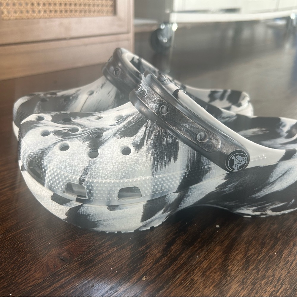 Platform crocs tie dye black and white women size 6